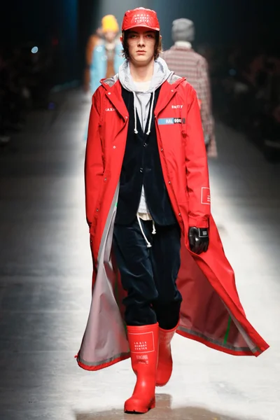 Look 16